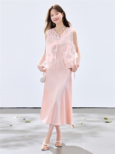 夏季新款现货！2026洋气时尚重工刺绣花马甲+珍珠吊带长裙套装女图片