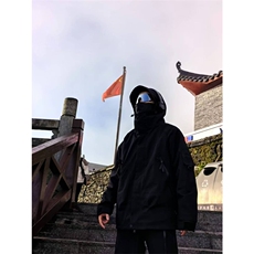 黑色