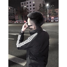 黑色