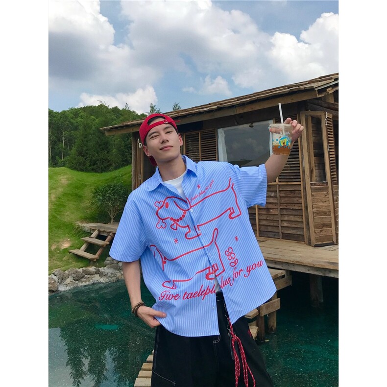 美式潮牌趣味腊肠狗印花短袖衬衫条纹蓝色宽松休闲衬衣男图片