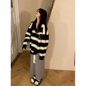 MM136-P68 秋冬装新款大码女装韩系慵懒风条纹毛衣V领针织衫内搭图片