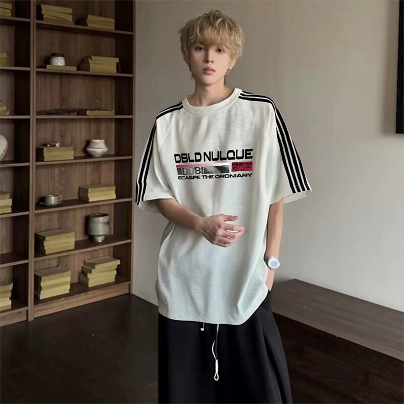抖音得物品质二开240克宽松纯棉美式潮牌印花三条杠中性风短袖T恤,男装T恤,电商A486