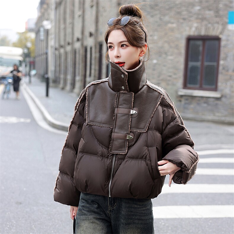 潮羽绒服女款2025新款冬季白鸭绒蛋白皮拼接仿羊羔毛绒领小香风外套,女装羽绒服,意芙