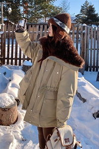卡其色工装羊羔毛拼接羽绒服2025新款女冬抽绳收腰皮毛一体厚外套图片