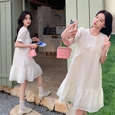 米白色荷叶边肌理感连衣裙女2025夏新款小众设计独特绝美小个子裙，女装连衣裙，2D075