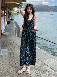 海边度假碎花背带裤女2025夏季新款韩系慵懒风宽松显瘦阔腿连体裤图片