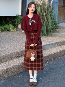 设计感洋气套装裙女2025秋冬新款针织斗篷打底衫格纹半身裙三件套图片