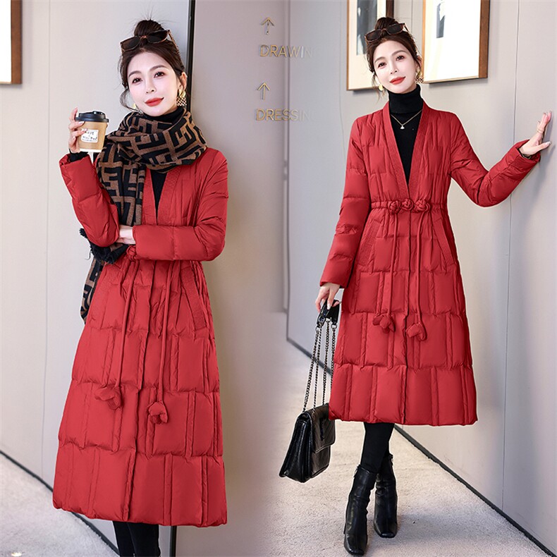 2024年冬季新款时尚设计感显瘦A型长款过膝V领复古盘扣羽绒服，女装羽绒服，火爆靓佳人