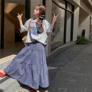 韩系一整套穿搭套装裙女2025夏新款休闲印花t恤格纹半身裙两件套图片
