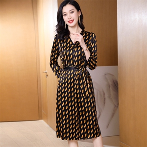 高级感轻奢洋气真丝连衣裙女春季2026新款高端大气显瘦真丝裙子,八十斤女生穿搭图片