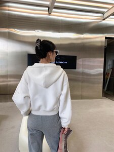秋冬新款。戴钻棒球外套图片