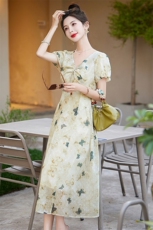 Tumpi时尚减龄蝴蝶碎花V领连衣裙女装2025夏季新款气质设计感裙子，女装连衣裙，贵人树