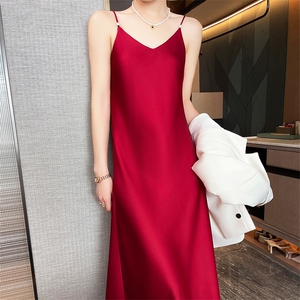 超显白酒红色吊带连衣裙女2025新款西装内搭吊带长裙醋酸缎面裙子图片