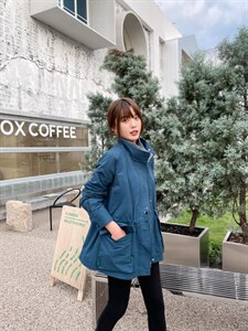 PANDLI经典的竖领领口融入拼接牛仔元素‘使得单一色调显得图片