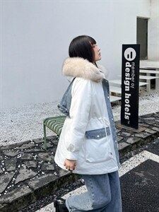 2021年冬装牛仔拼接羽绒服，时尚潮流。图片