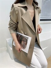 在天气状况飘忽不定的春天，一件风衣随意穿脱，遮风挡雨。，女装风衣，蓝衣可