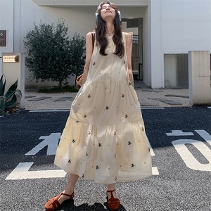 俏皮减龄绣花连衣裙女2025新款夏季高级感减龄超好看设计感连衣裙图片