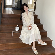学院风穿搭白色连衣裙叠穿马甲女春秋超火好看高级感小众长裙套装，女装连衣裙，2D035
