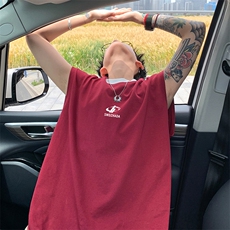 酒红色