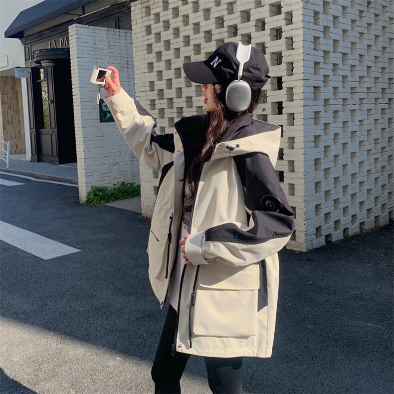 米白色拼接连帽工装冲锋衣外套女秋季2025新款宽松休闲撞色派克服，女装风衣，多米2-075