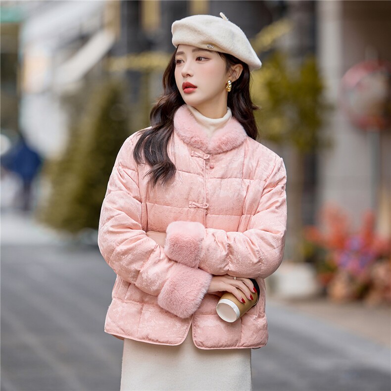 2025年冬款提花盘扣新中式白鸭绒羽绒服时尚水貂毛立领短外套，女装羽绒服，贝蕾酷儿