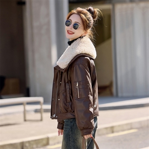短款羽绒服女2025冬新款小个子高端欧货洋气仿羊羔毛大翻领PU皮外套图片