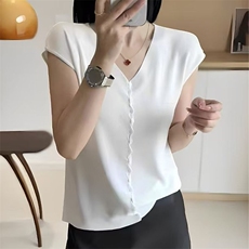 法式V领冰丝针织短袖T恤女2025年夏大码显瘦设计感正肩打底衫上衣，女装T恤，萱芳婷羊绒