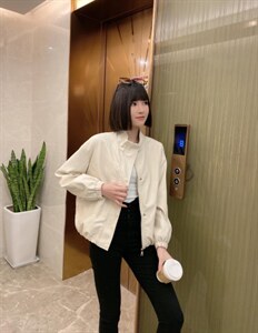 后面扣子皮衣图片