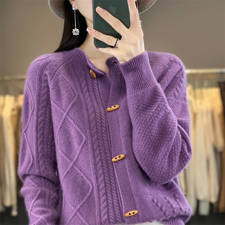 新年红色加厚浮雕椰壳木扣圆领开衫外套毛衣时尚DYML2304，女装羊毛衫，蒙莲贝斯