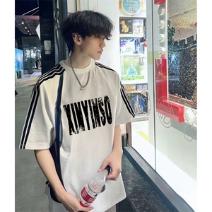 抖音得物品质二开240克宽松纯棉美式潮牌印花三条杠中性风短袖T恤图片