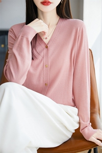 韩系彩扣精纺细毛针织开衫女外套毛衣25早秋长袖轻暖外搭小衫上衣图片