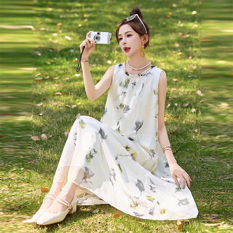 碎花连衣裙女中长款2025夏新款优雅褶皱圆领宽松背心裙子,女装连衣裙,秀美人生