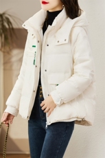 现货羽绒服女连帽新款短款小个子面包服时尚宽松休闲保暖轻暖外套，女装羽绒服，贵人树