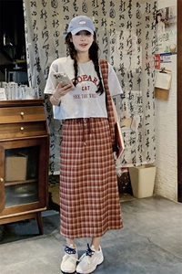 韩系减龄红格子套装裙女夏2025新款字母印花t恤半身格子裙两件套图片