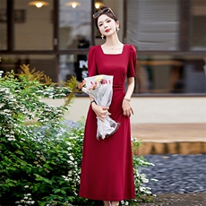 高级感红色方领连衣裙女2025夏季新款褶皱设计感收腰修身气质长裙，女装连衣裙，美沁
