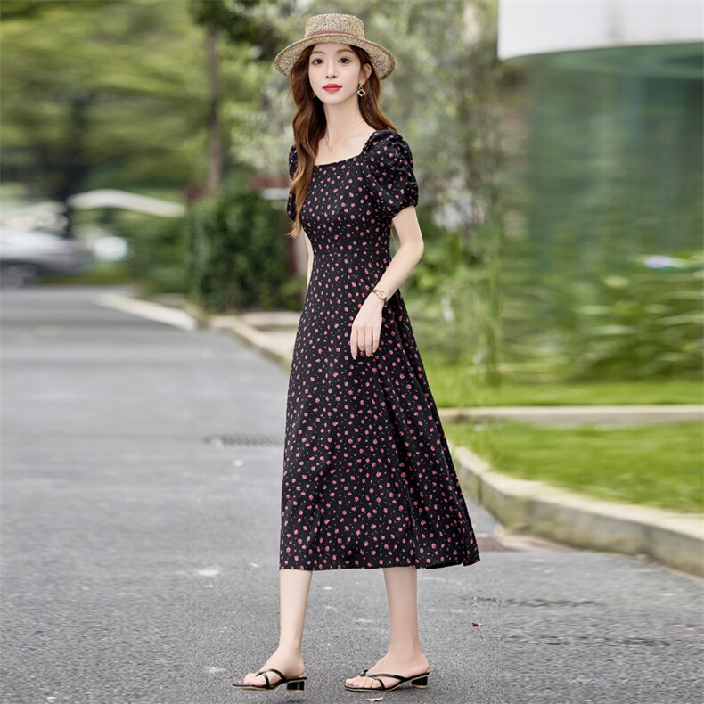 高级感小碎花连衣裙女2025夏季新款方领气质收腰修身洋气减龄裙子，女装连衣裙，时尚俏佳人