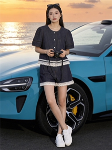 慵懒风时尚减龄套装女夏新款圆领花边设计短袖上衣阔腿短裤两件套图片