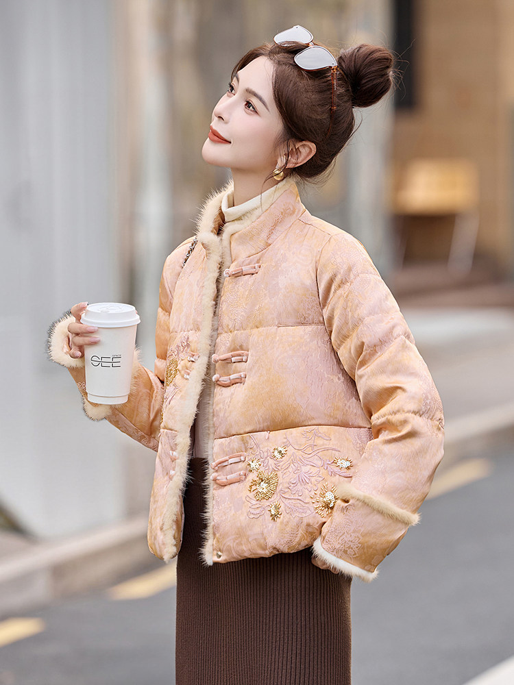 保暖2025年冬季新款刺绣手工穿钻高档拼貂毛边羽绒服,女装羽绒服,布芭啦