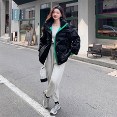 【现货】黑色亮面短款羽绒服女90白鸭绒保暖时尚连帽外套，女装羽绒服，鑫源服饰