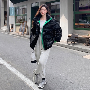 【现货】黑色亮面短款羽绒服女90白鸭绒保暖时尚连帽外套图片