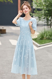浅蓝色刺绣连衣裙女夏中长款2025今年流行巨好看减龄甜美a字裙子图片