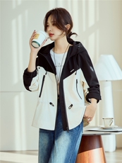 黑白拼接连帽短外套女2026新款流行巴恩风宽松轻薄中场款开衫夹克，女装短外套，梦懿尔