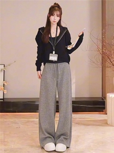 网红时尚休闲套装女秋季款连帽短款卫衣内搭黑色背心阔腿裤三件套图片