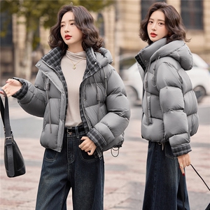 《爆2025冬季新款短款连帽羽绒服宽松休闲不挑身材百搭时尚》图片