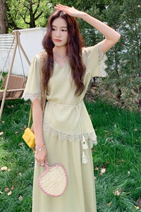 法式蕾丝拼接绿色上衣半身裙套装女夏2025新款两件套大方得体穿搭图片
