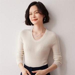 秋冬新款洋气时尚百搭显瘦女款精纺一线成衣U领35%羊绒衫图片