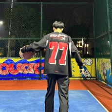 黑色