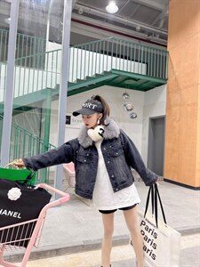 重工珍珠款派克服牛仔外套图片
