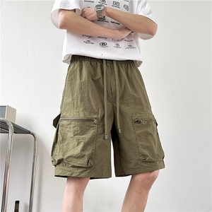 原宿新款潮流气质工装褶皱尼龙大口袋五分休闲裤男无品牌慵懒文艺图片