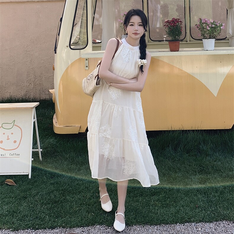 方得体穿搭挂脖连衣裙女2025夏季新款海边度假气质露肩长裙,女装连衣裙,2C135